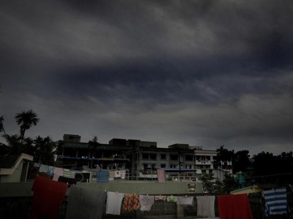 В Индии и Бангладеш эвакуируют около 2 миллионов человек из-за циклона (ФОТО)