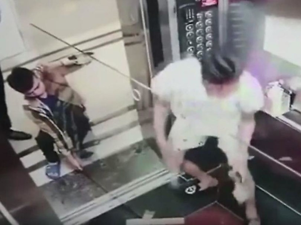 Неудачная транспортировка стеклянной панели в лифте попала на камеры (ФОТО, ВИДЕО)