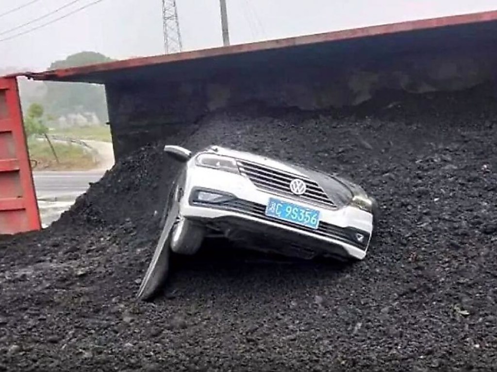 Мужчина выжил после того, как на его машину завалился грузовик с тоннами угля (ФОТО, ВИДЕО)