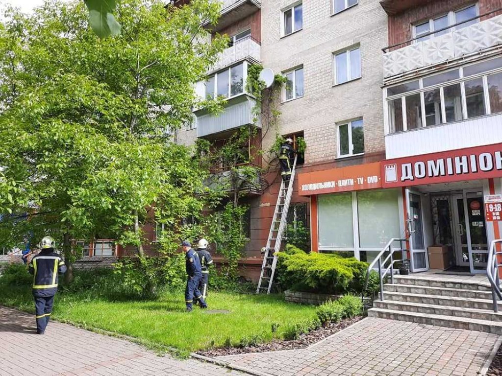 В Ровно 80-летняя женщина спускалась по веревке из белья из собственной квартиры на втором этаже (ФОТО)
