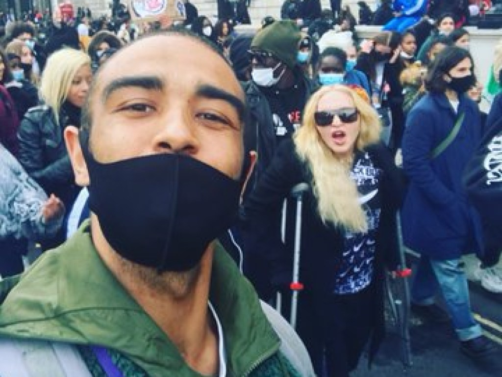 Скандальную Мадонну заметили в Лондоне на костылях (ФОТО)
