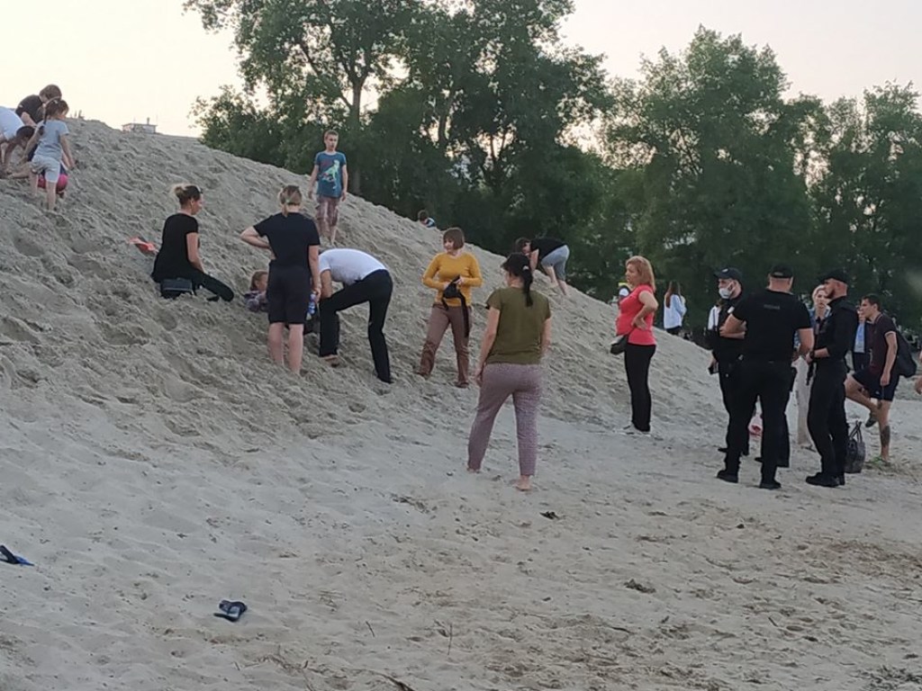 Девочка провела 2 минуты под толщей песка: в Киеве на набережной чуть не погиб ребенок (ФОТО)