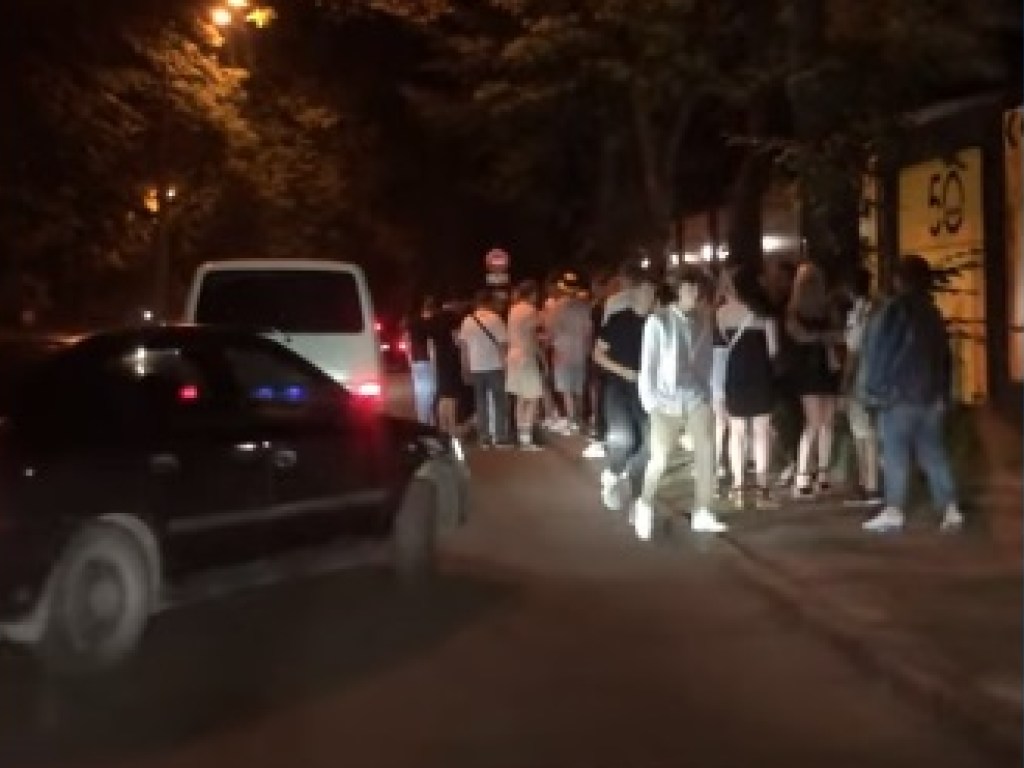 «Карантин в действии»: в Киеве увидели очередь у ночного клуба (ВИДЕО)