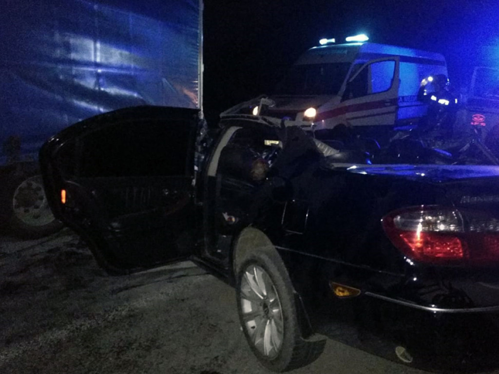 На трассе в Днепропетровской области столкнулись Nissan и грузовик DAF: трое погибших (ФОТО)