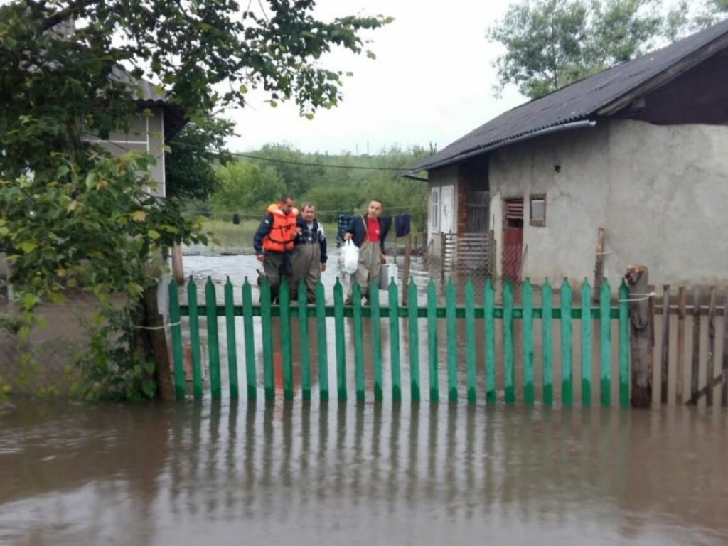 Метеорологи назвали причину разрушительных потопов на Западной Украине (ВИДЕО)
