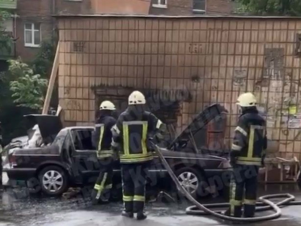 В Голосеево в Киеве во дворе вспыхнула иномарка (ВИДЕО)