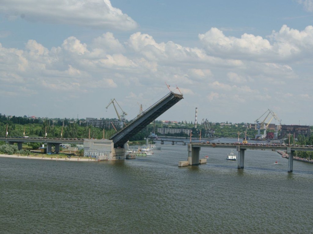 Не ремонтировали 40 лет: В Николаеве заварили намертво переправу через реку Ингул после аварии с мостом