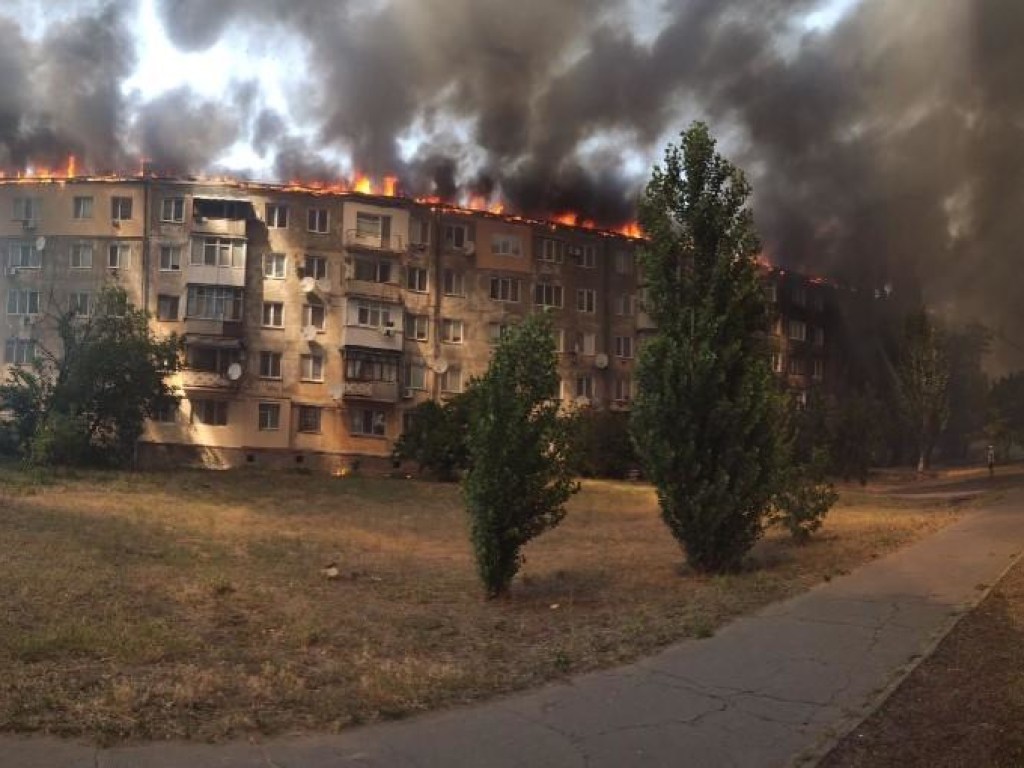 В Новой Каховке произошел мощный пожар в пятиэтажке (ФОТО)