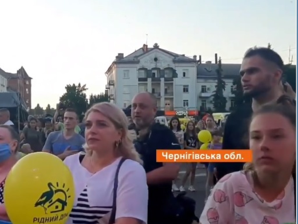 «Брались за руки и водили хороводы»: на Черниговщине во время карантина провели массовую акцию (ВИДЕО)