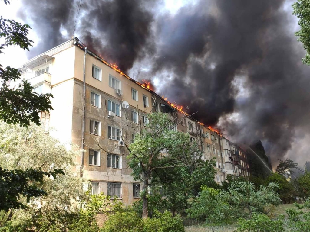 Пожар в многоэтажке в Новой Каховке: задержан подозреваемый в поджоге дома – СМИ