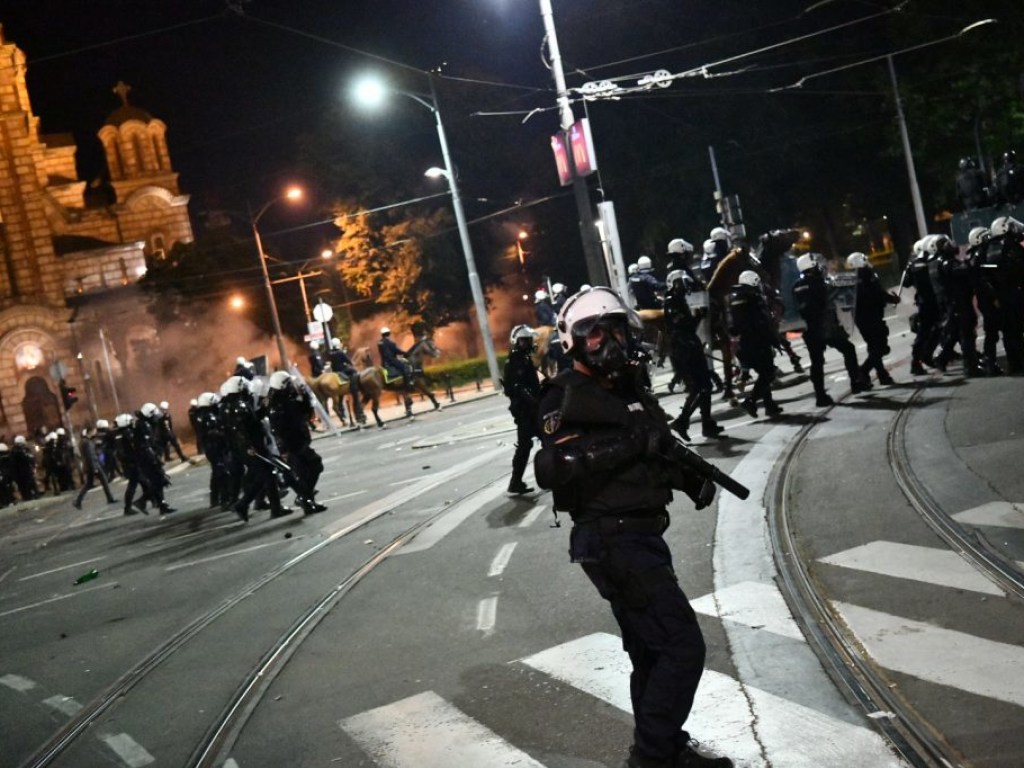 В столице Сербии начались массовые беспорядки после введения комендантского часа из-за коронавируса (ФОТО)