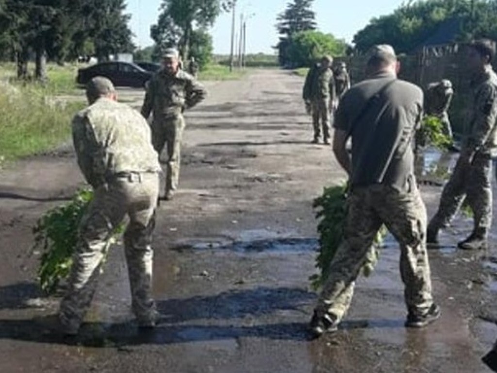 В Луцке солдат застали за абсурдными дорожными работами в преддверии визита Зеленского (ФОТО, ВИДЕО)