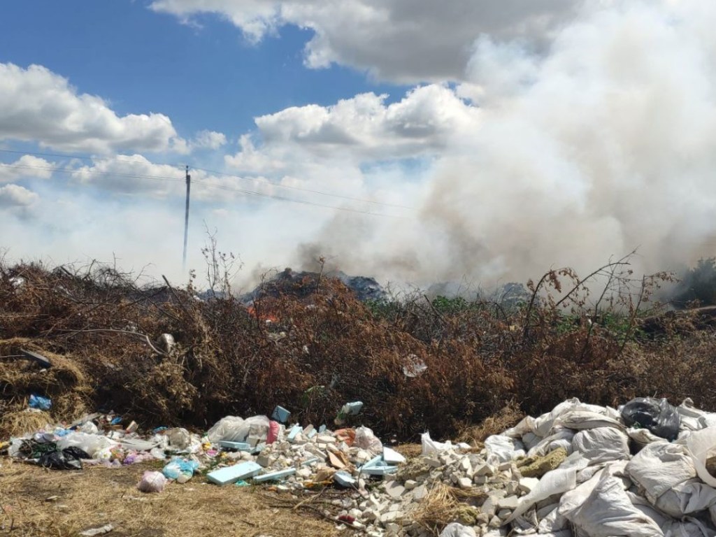 Под Харьковом горел мусорный полигон (ВИДЕО)