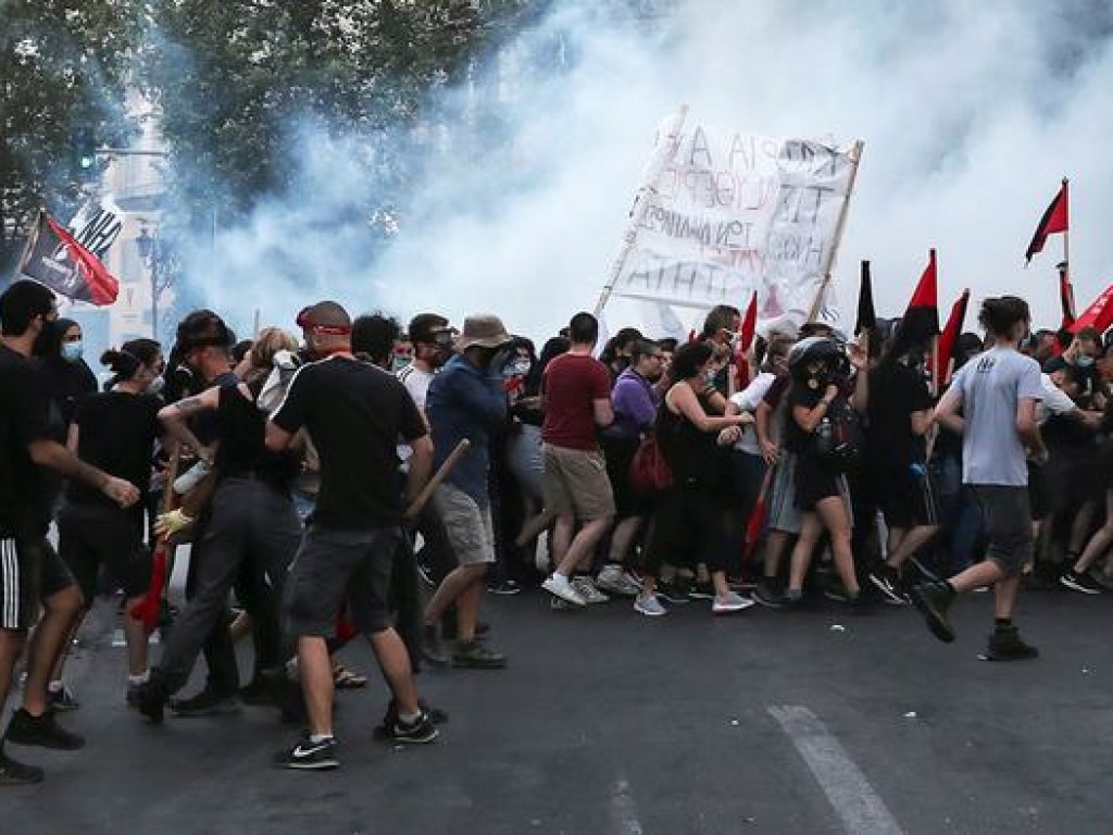 В Афинах произошли столкновения между митингующими и полицией во время акции против закона о демонстрациях (ФОТО)