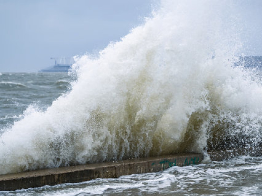В Азовском море сильный ветер унес в море двух парней на надувном матрасе