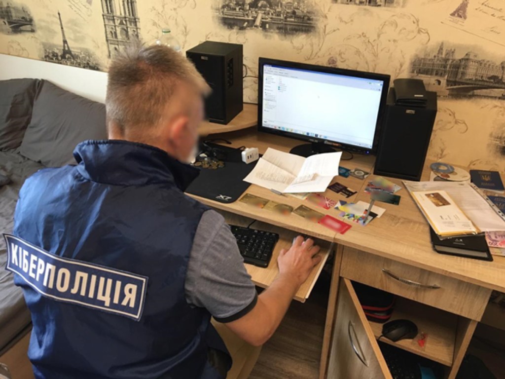 В Киеве мужчина торговал в интернете служебной информацией центральных органов власти (ФОТО)