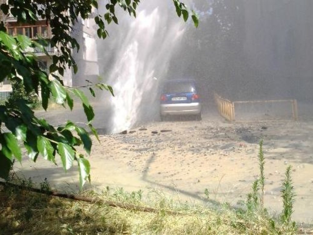 После прорыва трубы на Березняках в Киеве в доме выбиты окна, повреждены автомобили (ФОТО)