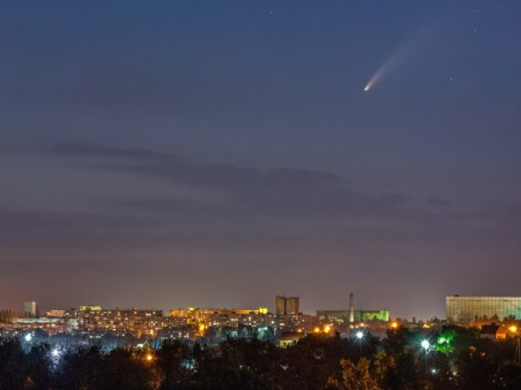 В небе над Запорожьем заметили комету (ФОТО)