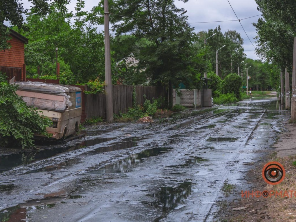 Прорыв канализации: в Днепре фекалиями залило трамвайные пути и огороды (ФОТО, ВИДЕО)