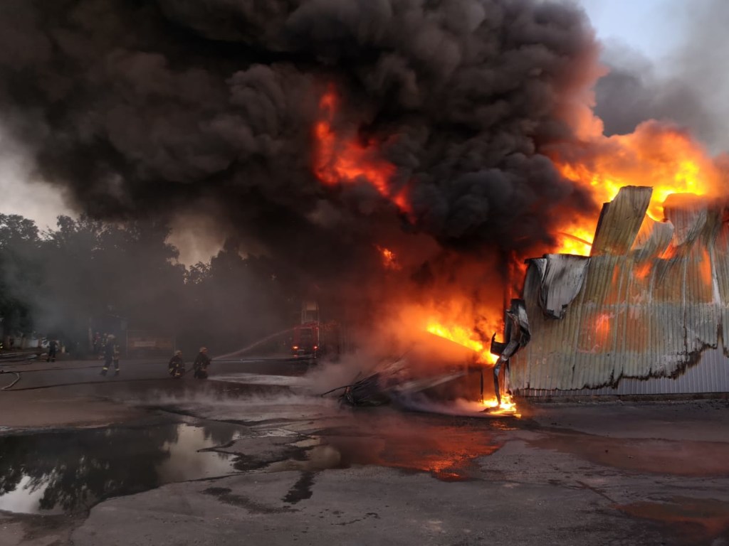 В Киеве вспыхнул сильный пожар на складах (ВИДЕО)