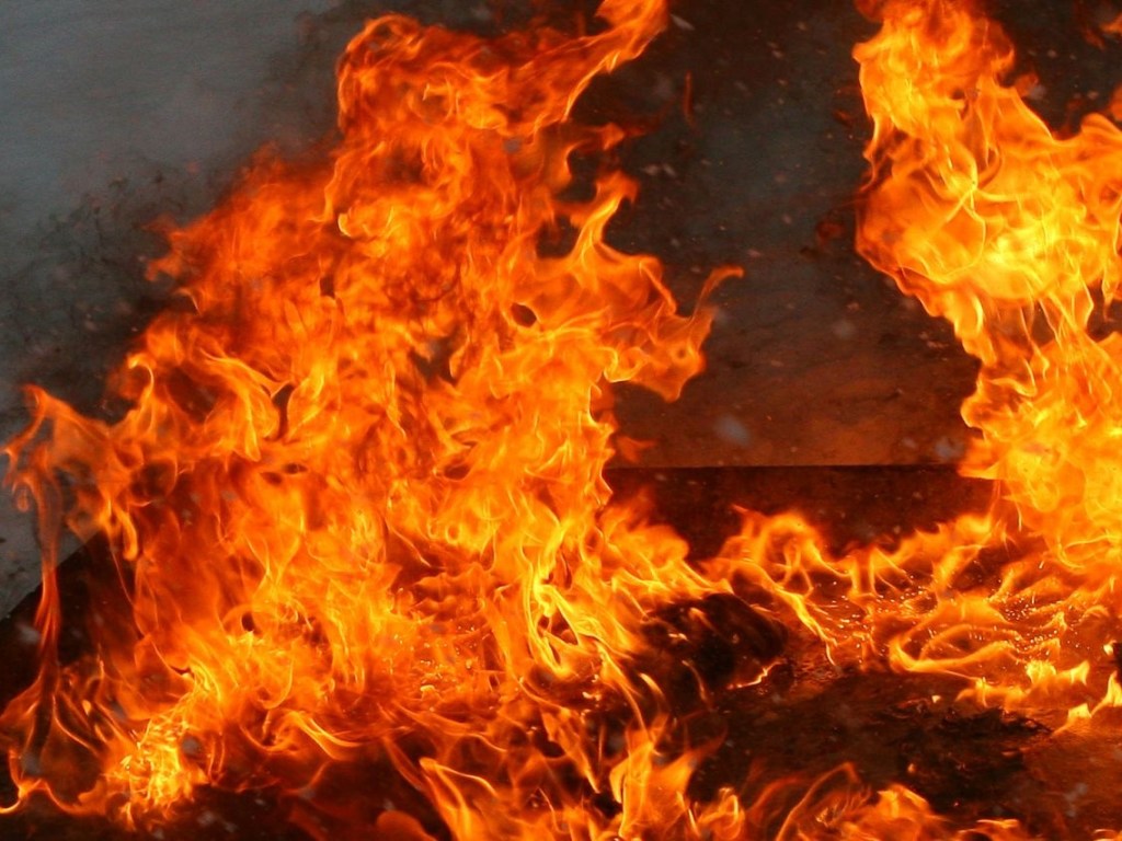 На столичном Сырце ночью сгорели две машины