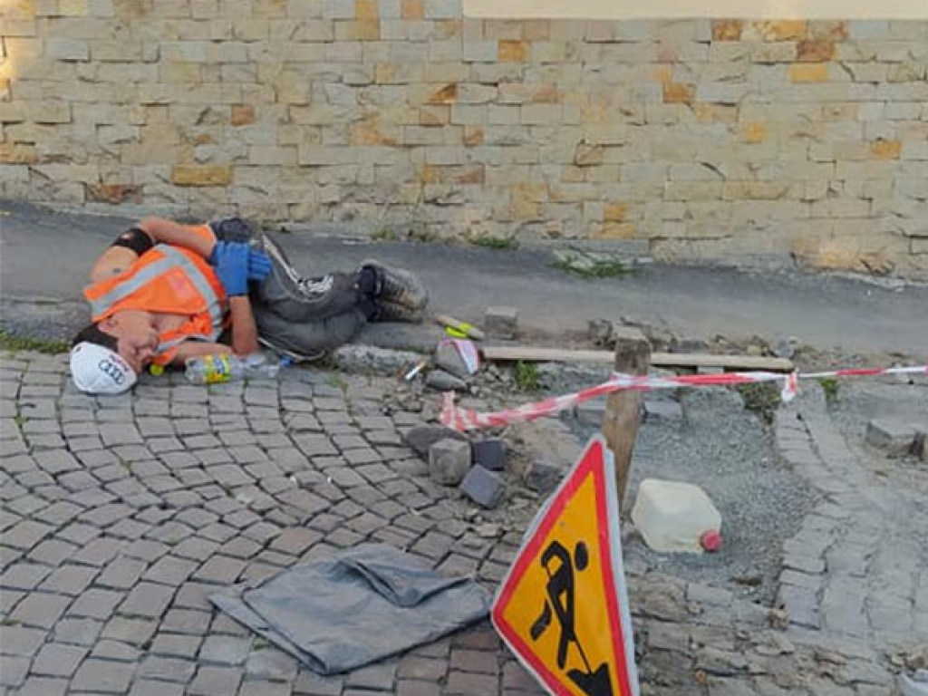 В Ужгороде прямо посреди дороги уснул пьяный рабочий, который должен был укладывать брусчатку (ФОТО)