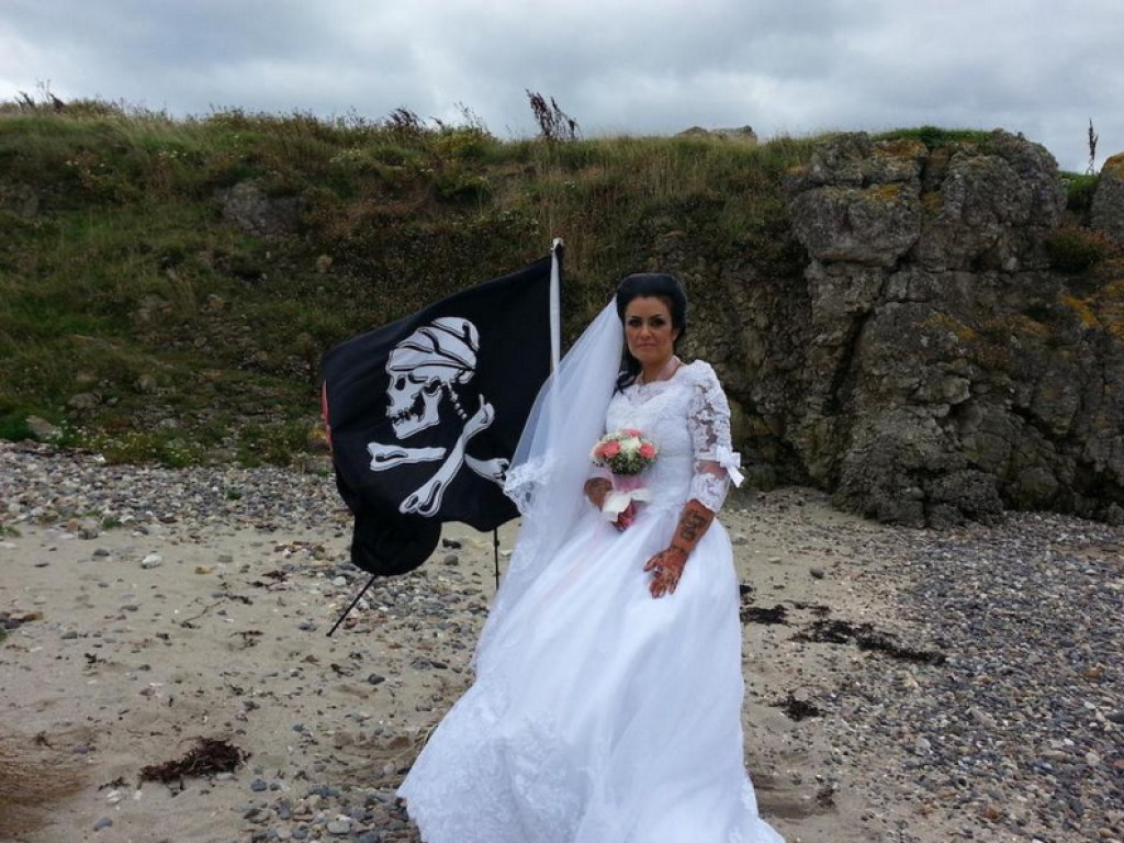 45-летняя британка решила стать женой пирата, умершего 300 лет назад (ФОТО)