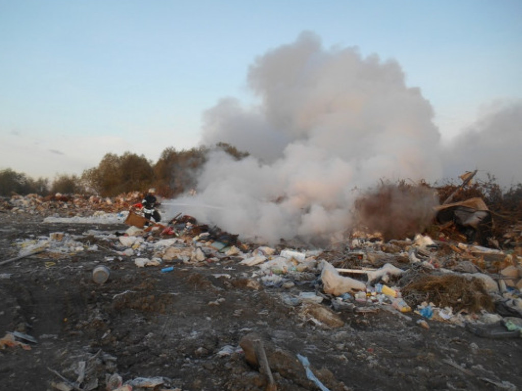 В Белогородке под Киевом горела мусорная свалка: местные жители жалуются на проблемы с дыханием (ВИДЕО)