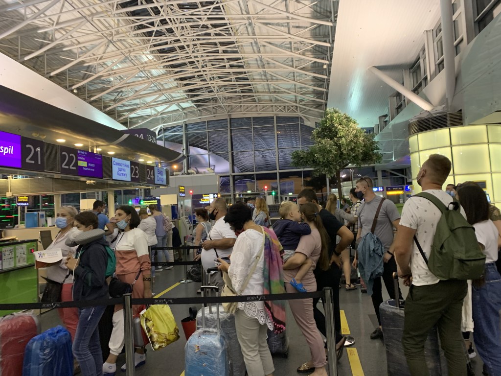 Огромные очереди, несоблюдение дистанции и медицинские карты: как аэропорт «Борисполь» работает в условиях коронавируса (ФОТО)