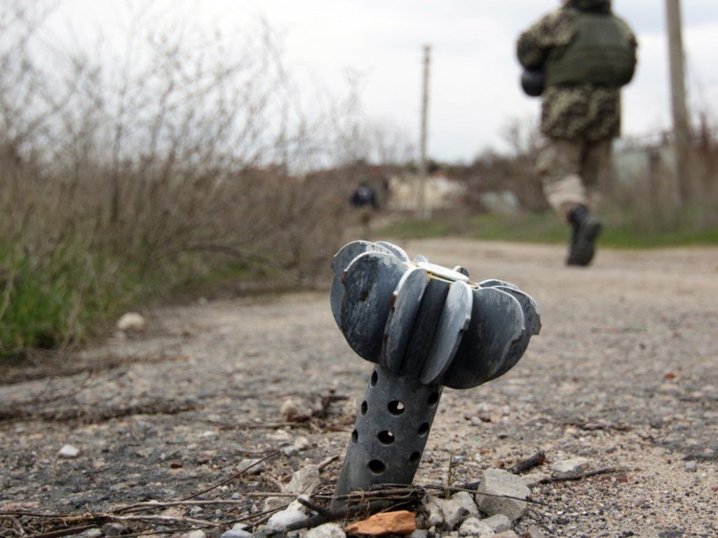 В Марьинке мужчине осколками ранило руки: сработало взрывное устройство &#8211; СМИ