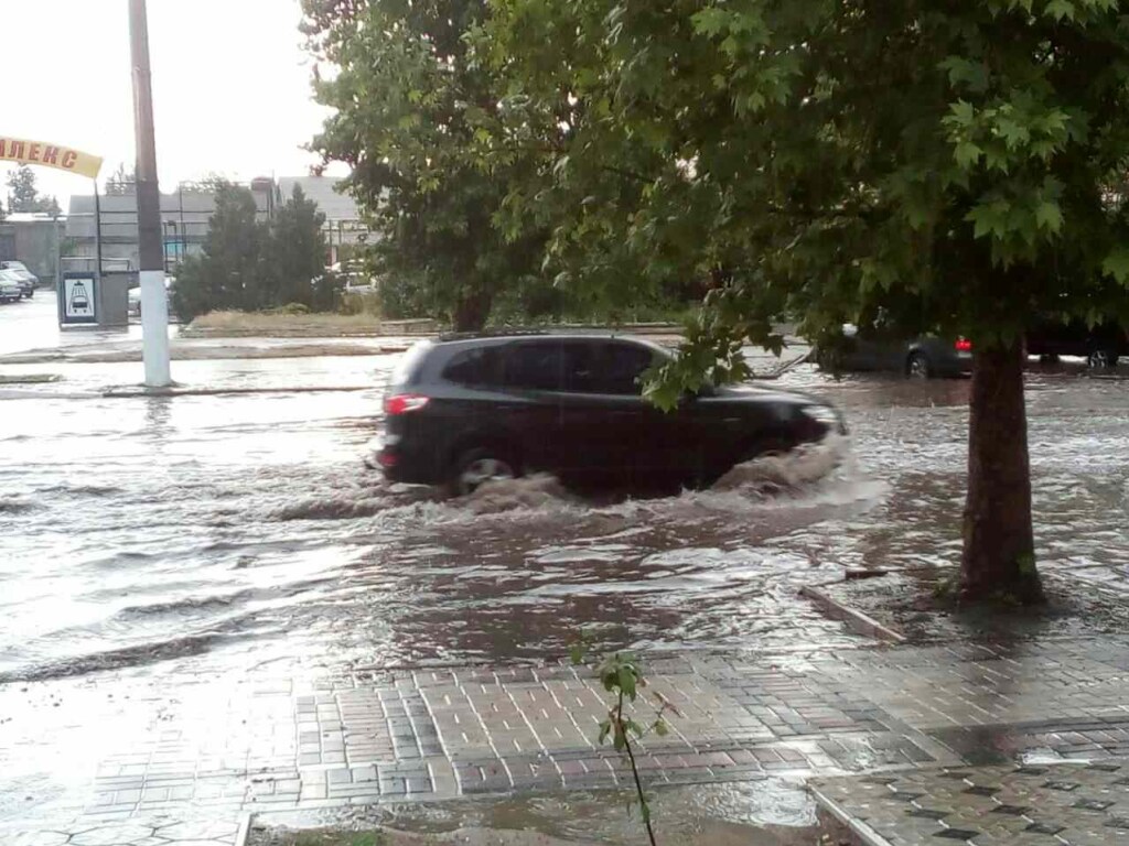 Непогода в Кирилловке: люди устроили заплыв на матрасе по затопленным улицам (ВИДЕО)