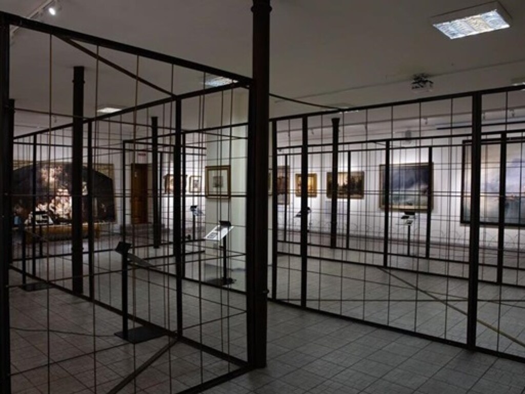 Киевский суд снял арест с картин Порошенко
