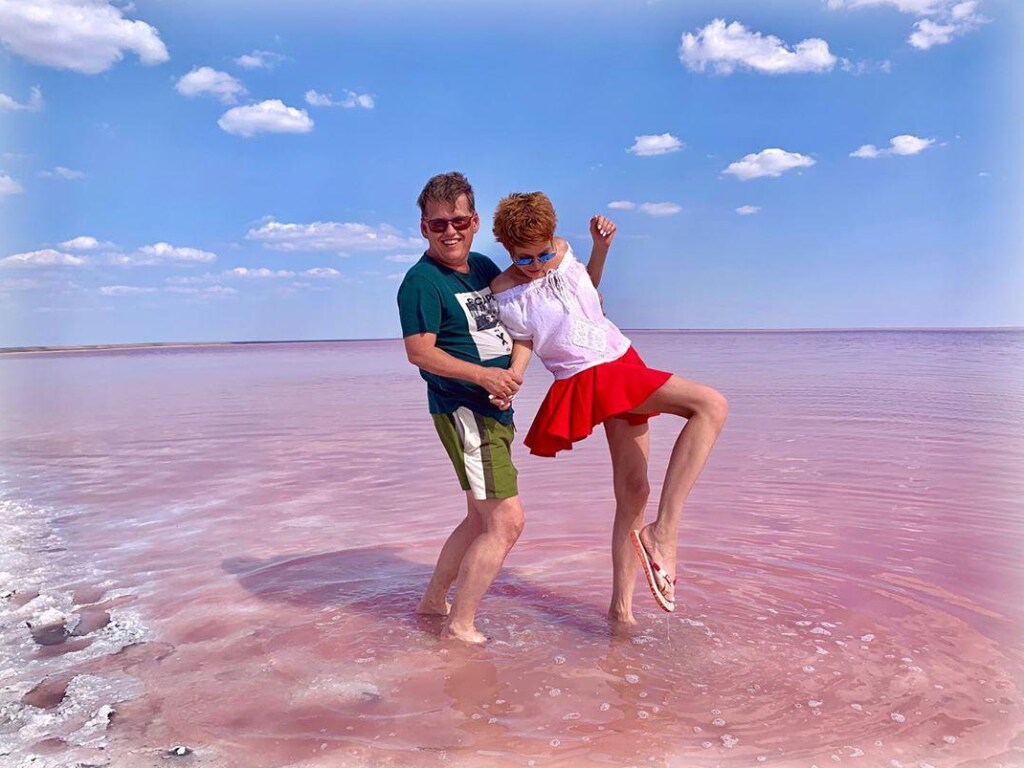 Ведущая Елена-Кристина Лебедь показала отдых с любимым на розовом озере (ФОТО)