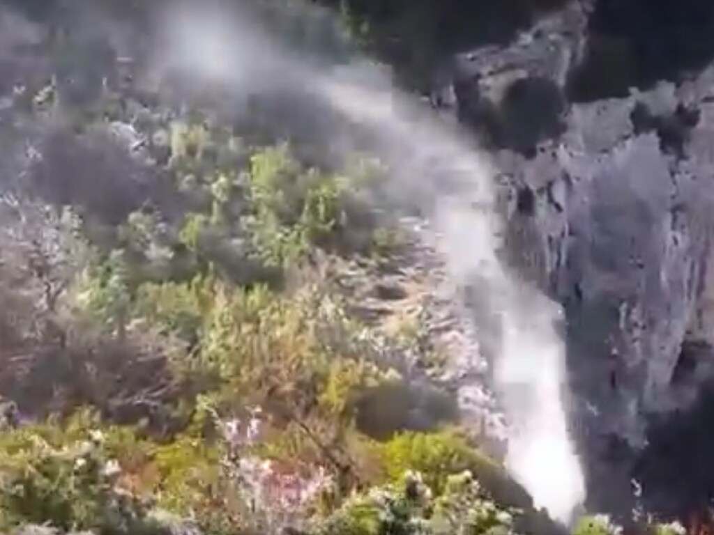 В Австралии увидели редкий «перевернутый водопад» (ВИДЕО)