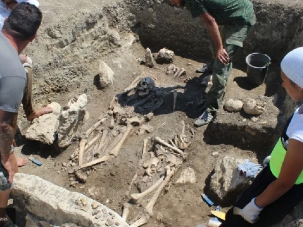 Археологи раскопали  жуткую семейную гробницу с останками детей и шлемами из черепов (ФОТО)