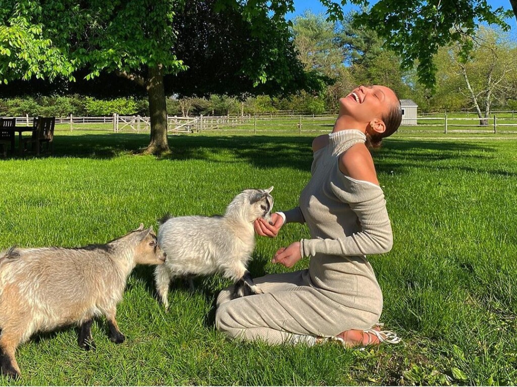 Джиджи Хадид снялась полуобнаженной с козлятами (ФОТО)