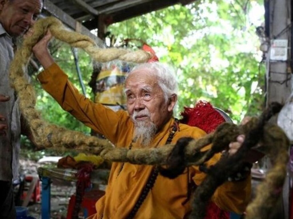 Вьетнамец не стриг волосы 80 лет: теперь он обладатель пятиметровых локонов (ФОТО, ВИДЕО)