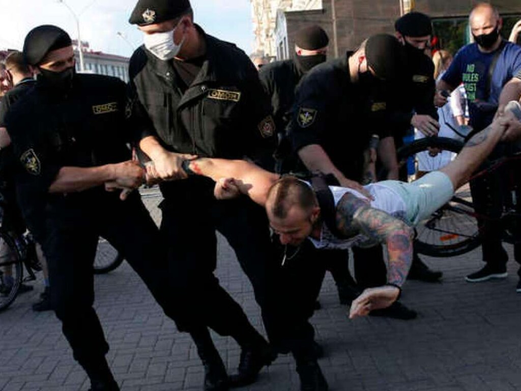 Организаторы уличных протестов толкают Беларусь на рискованный путь евроинтеграции &#8211; СМИ