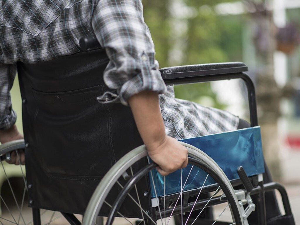 Людям с инвалидностью с детства повысят надбавки на уход в два раза