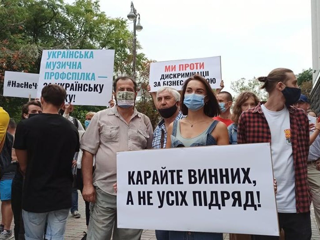 Украинские артисты собрались под Кабмином на акцию протеста (ФОТО)