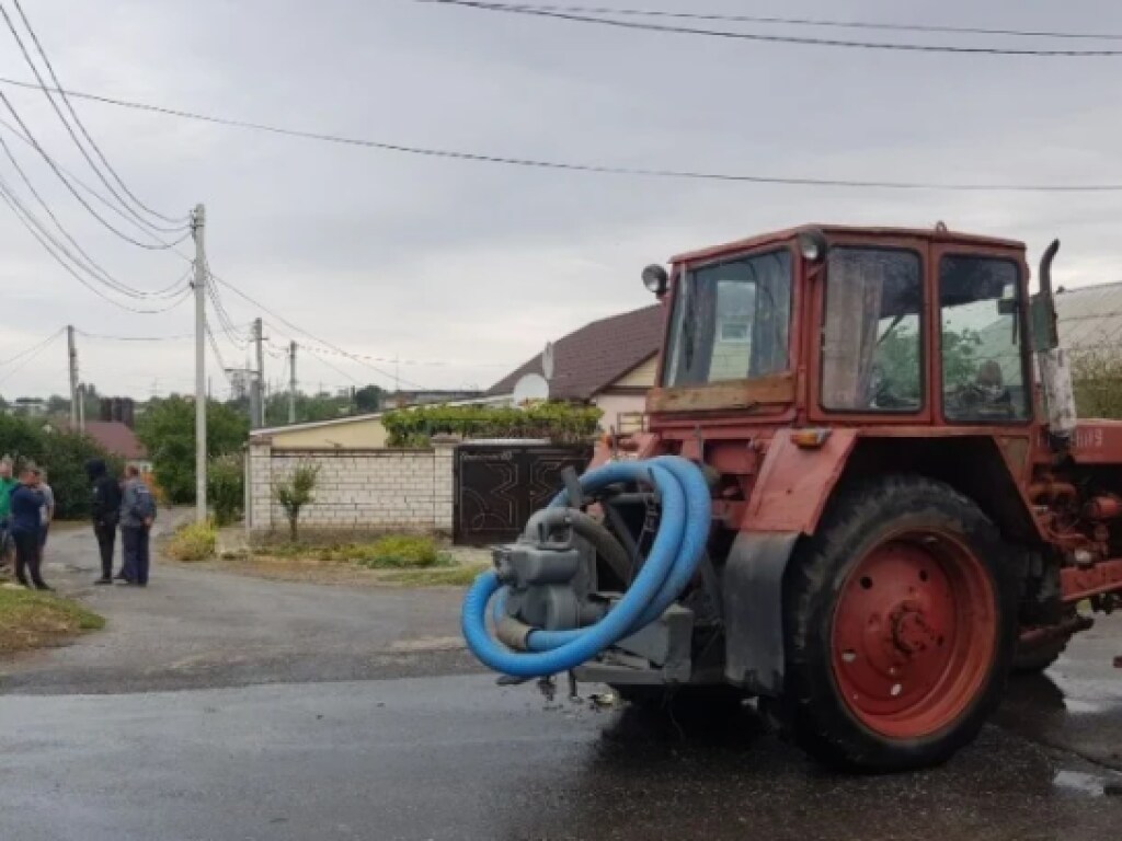 В Николаеве такси столкнулось с трактором водоканала (ФОТО)