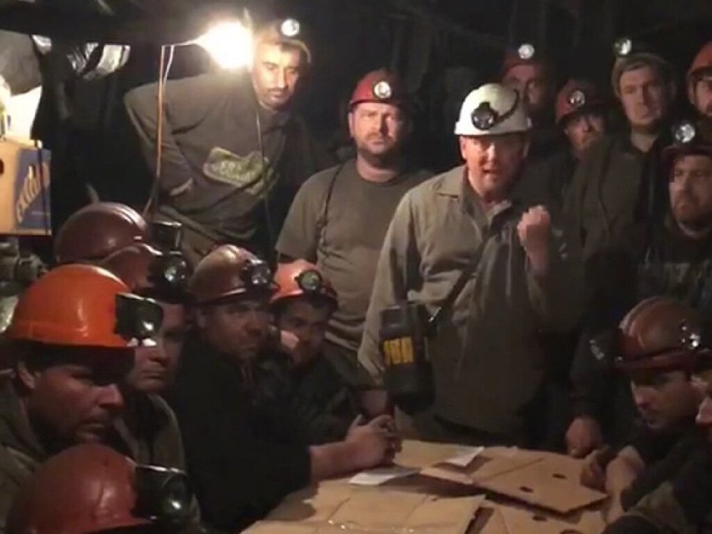 В Кривом Роге продолжается акция протеста горняков: к забастовке присоединились еще несколько шахт