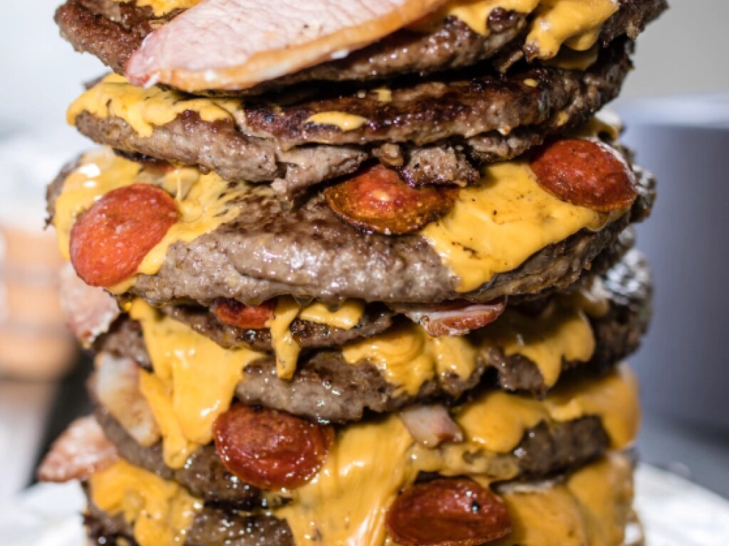 Английские повара приготовили гамбургер с 10 килограммами котлет: блюдо отдают бесплатно самым стойким гурманам (ФОТО)