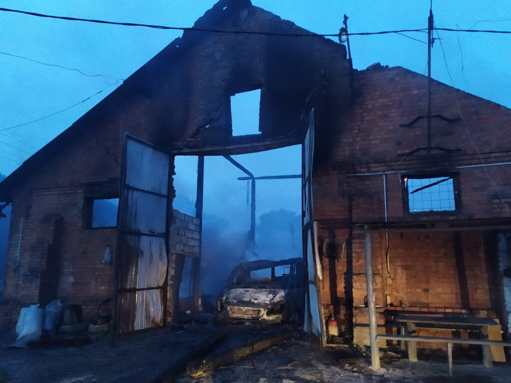 Под Харьковом сгорел цех по разливу масла: пожар уничтожил здание и авто (ФОТО)