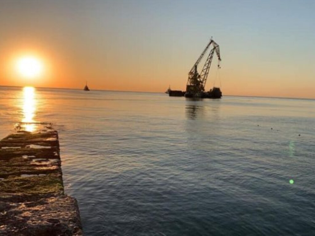 В Одессе убрали с пляжа затонувший танкер Delfi (ФОТО)