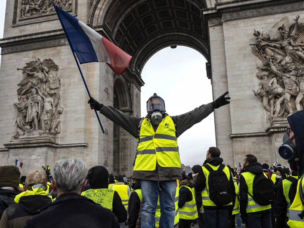 На акции протеста желтых жилетов в Париже полиция задержала 256 человек