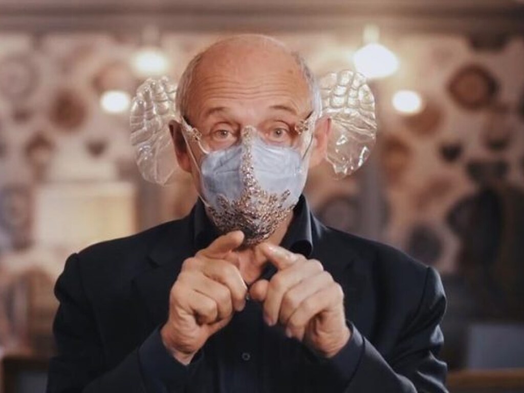 Дирижер изобрел гениальную маску для концертов (ФОТО, ВИДЕО)