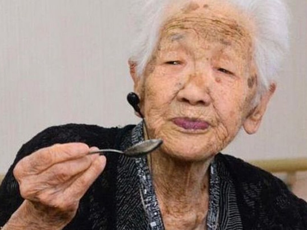 Японская долгожительница раскрыла секрет питания: все дело в шоколаде и газировке