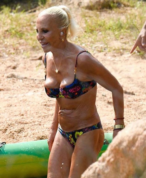 65-летняя Донателла Версаче в бикини вызвала шквал критики в Сети. ФОТО