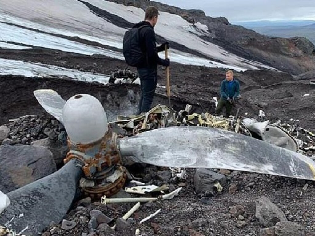 «Самолет врезался в ледник»: американский бомбардировщик спустя 76 лет оттаял (ФОТО)